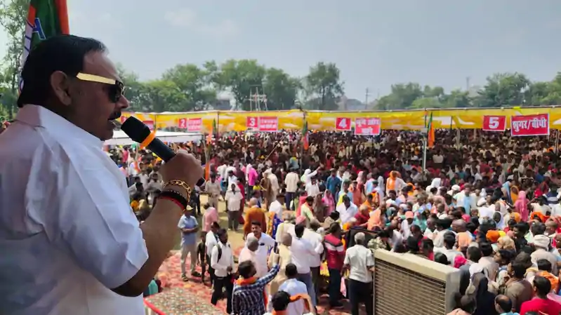 काली कंबल वाले बाबा के स्वास्थ्य शिविर के तीसरे दिन ऐतिहासिक भीड़, भाजपा की सरकार बनी तो हुसैनाबाद बनेगा जिला काली कंबल वाले बाबा के स्वास्थ्य शिविर के तीसरे दिन ऐतिहासिक भीड़, भाजपा की सरकार बनी तो हुसैनाबाद बनेगा जिला
