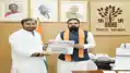 CM सम्राट से मिले BJP नेता विकास सिंह, सौंपा 'स्वराज पोस्ट नवदृष्टि' अखबार