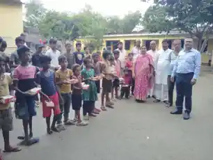 दिव्यांग बच्चों के बीच बांटी गई नाश्ता सामग्री, खिले चेहरे दिव्यांग बच्चों के बीच बांटी गई नाश्ता सामग्री, खिले चेहरे