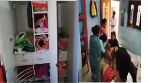 देवरिया में बंद घर से 10 लाख के जेवर और एक लाख रुपए चोरी, टूटे ताले देख उड़े होश देवरिया में बंद घर से 10 लाख के जेवर और एक लाख रुपए चोरी, टूटे ताले देख उड़े होश