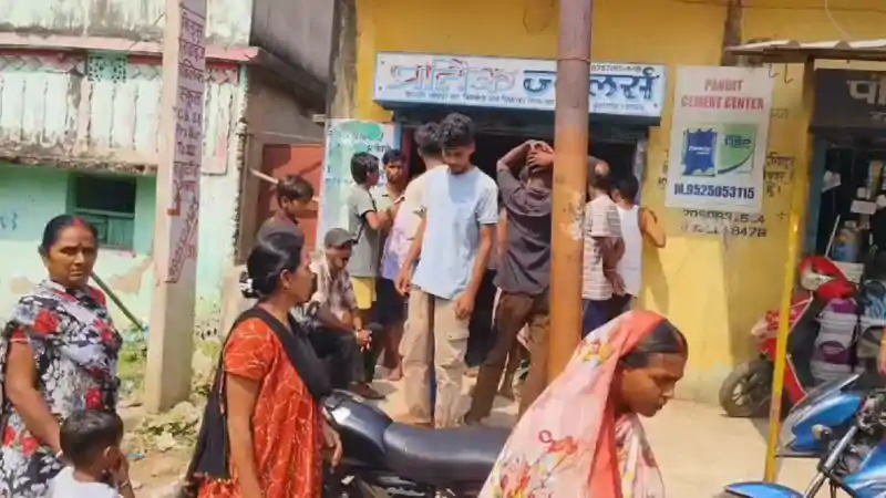 ज्वेलरी दुकान में चोरी, सोने-चांदी के जेवरात उड़ा ले गए चोर ज्वेलरी दुकान में चोरी, सोने-चांदी के जेवरात उड़ा ले गए चोर