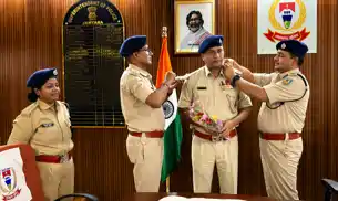 पुलिस में पदोन्नति का जश्न, एसपी ने वर्दी पर सजाए स्टार