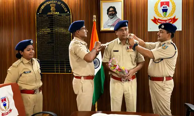 पुलिस में पदोन्नति का जश्न, एसपी ने वर्दी पर सजाए स्टार-Celebrating promotion in police, SP adorns his uniform with stars पुलिस में पदोन्नति का जश्न, एसपी ने वर्दी पर सजाए स्टार-Celebrating promotion in police, SP adorns his uniform with stars