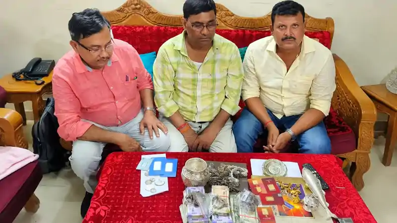 कमीशन मांगे 3 लाख,1.04 लाख लेते धराए कार्यपालक अभियंता, घर से नकद मिले 8.36 लाख! 