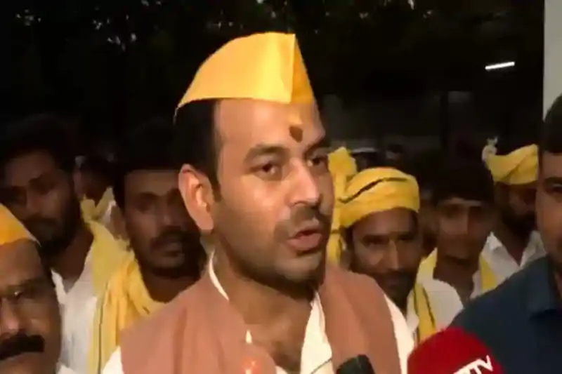 आपत्तिजनक टिप्पणी को लेकर तेज प्रताप यादव ने पूर्व IPS अमिताभ दास पर दर्ज कराई FIR आपत्तिजनक टिप्पणी को लेकर तेज प्रताप यादव ने पूर्व IPS अमिताभ दास पर दर्ज कराई FIR