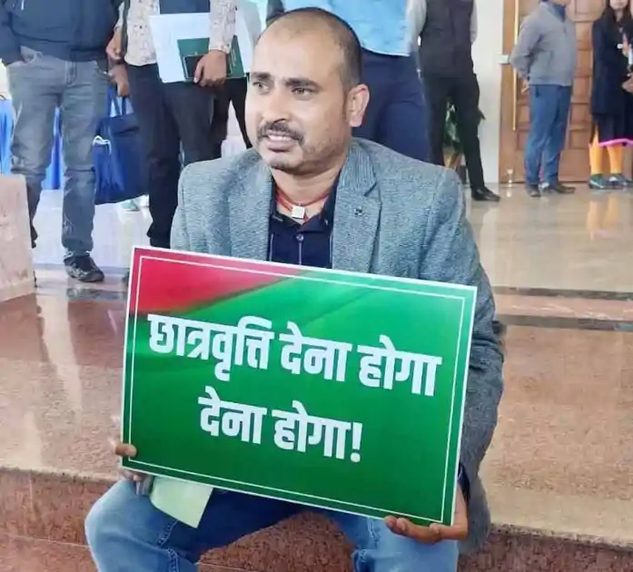 शीतकालीन सत्रः बकाया छात्रवृत्ति और सरना धर्म कोड को लेकर धरने पर बैठे मांडू विधायक 