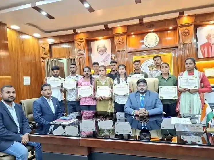 देश सेवा के लिए तैयार जामताड़ा के 11 युवा, BSF-CISF-CRPF में चयनित युवाओं को DC ने किया सम्मानित