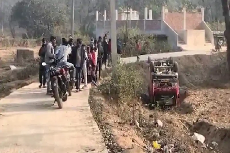 गिरिडीह : गड्ढे में पलटी उज्जवल पब्लिक स्कूल की गाड़ी, 3 बच्चे घायल