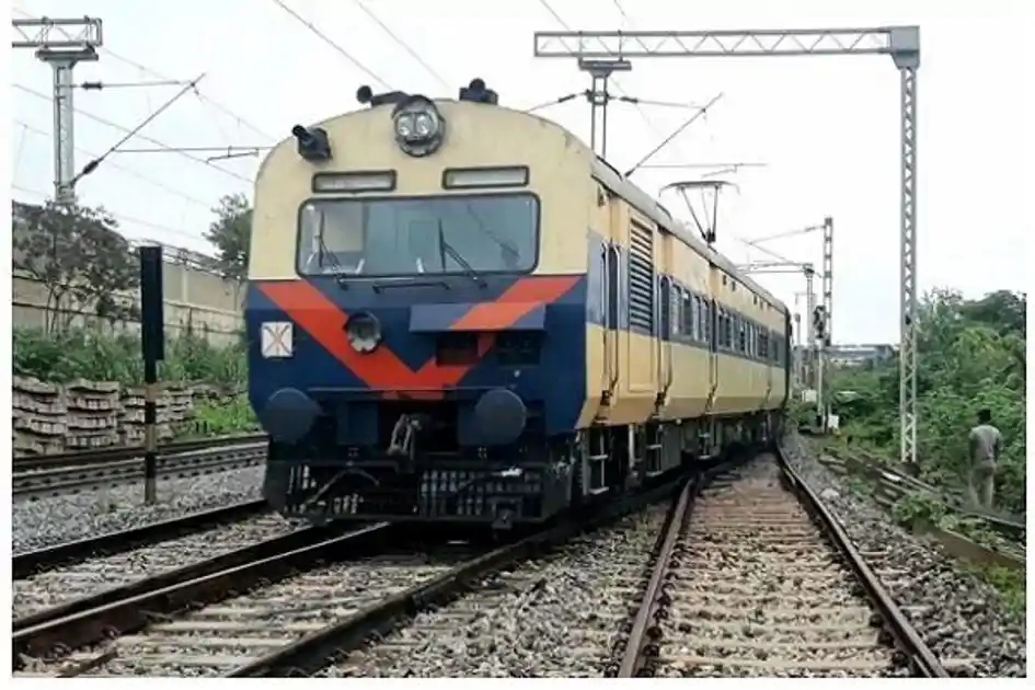 कोयल नदी पुल में तकनीकी खराबी से रांची–टोरी रेल सेवा ठप, यात्रियों की मुश्किलें बढ़ीं