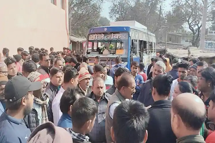 जमशेदपुर : परसुडीह में बस की चपेट में आने से किशोरी की मौ*त, 10 साल की बच्ची गंभीर