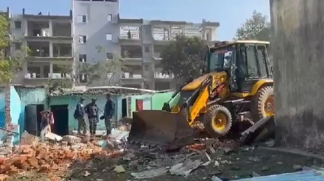 रिम्स परिसर में अतिक्रमण पर प्रशासन सख्त, विवादित कैलाश कोठी गिराने पहुंची फोर्स 