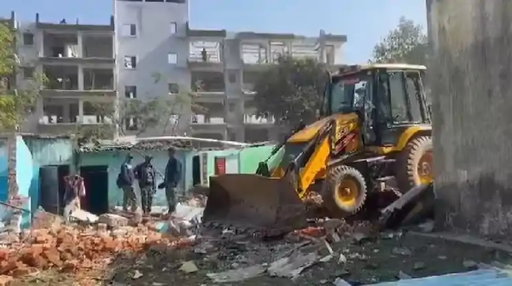 रिम्स परिसर में अतिक्रमण पर प्रशासन सख्त, विवादित कैलाश कोठी गिराने पहुंची फोर्स 