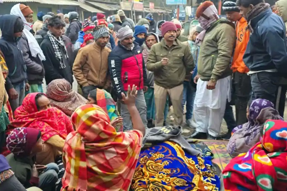 दुमका : ई-रिक्शा चालक की मौ*त से भड़का आक्रोश, मुआवजा और गिरफ्तारी की मांग