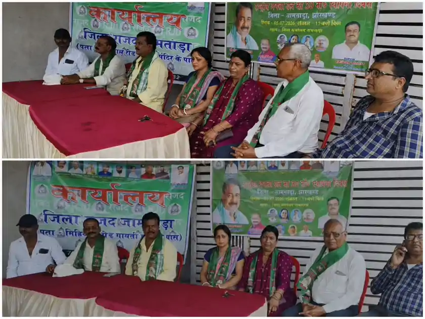 एक-दूसरे को मिठाई खिलाकर मनी RJD का 30वां स्थापना दिवस, लालू यादव के सिद्धांतों को गांव-गांव तक पहुंचाने का संकल्प