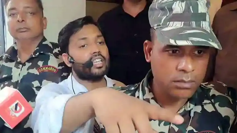 खान सर होंगे गिरफ्तार? FIR दर्ज, गिरफ्तारी के लिए पुलिस कर रही रेड खान सर होंगे गिरफ्तार? FIR दर्ज, गिरफ्तारी के लिए पुलिस कर रही रेड
