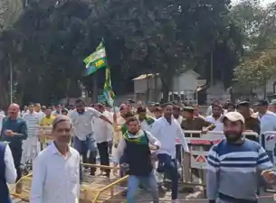 CM आवास के बाहर बेकाबू हुए JDU कार्यकर्ता, बीजेपी मंत्री को भागकर बचानी पड़ी जान, MLC की गाड़ी भी घिरी