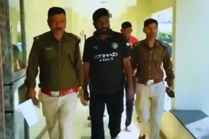 जमशेदपुर : SSP की सख्ती के बाद बड़ी कार्रवाई, 24 घंटे में दबोचा गया मनीष सिंह जमशेदपुर : SSP की सख्ती के बाद बड़ी कार्रवाई, 24 घंटे में दबोचा गया मनीष सिंह