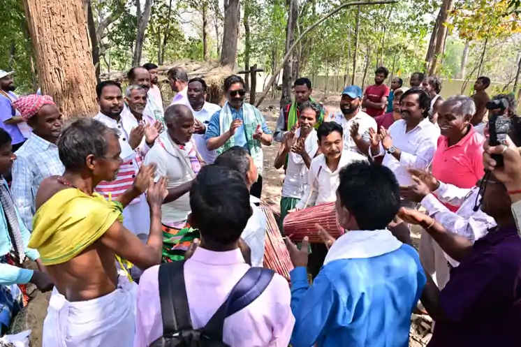 नेमरा : बाहा पर्व पर CM हेमंत सोरेन ने जाहेर थान में की पूजा, ग्रामीणों संग बजाया मांदर