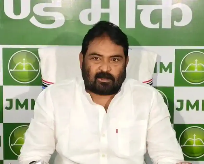 बिहार की सियासत पर झामुमो का हमला, विनोद पांडेय बोले-'नीतीश कुमार की हुई राजनीतिक हत्या’