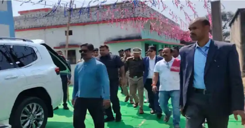 बाहा पर्व से पहले पैतृक गांव नेमरा पहुंचे सीएम हेमंत सोरेन, विकास कार्यों का लिया जायज़ा बाहा पर्व से पहले पैतृक गांव नेमरा पहुंचे सीएम हेमंत सोरेन, विकास कार्यों का लिया जायज़ा