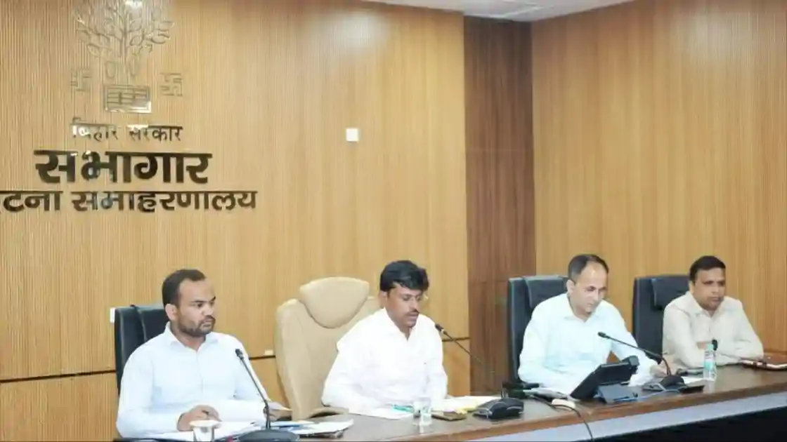 Patna News: अफसरों पर बड़ा एक्शन, DM ने 126 अधिकारियों पर ठोका भारी जुर्माना, मचा हड़कंप 