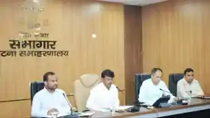 Patna News: अफसरों पर बड़ा एक्शन, DM ने 126 अधिकारियों पर ठोका भारी जुर्माना, मचा हड़कंप 