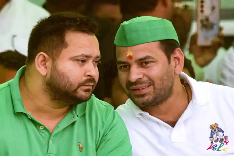 तेजप्रताप-तेजस्वी यादव में बातचीत बंद, पटना एयरपोर्ट पर आमने सामने हुए Tejashwi yadav