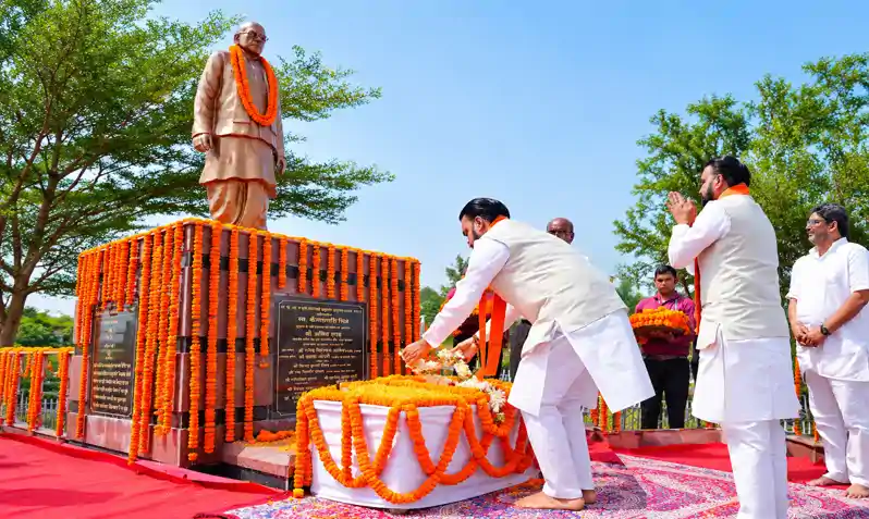 मुख्यमंत्री ने कैलाशपति मिश्र की जयंती पर किया नमन, कहा- आगामी वर्ष से राजकीय समारोह के रूप में मनाई जाएगी 