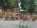 फरियादियों के लिए बने शेड में खड़ी हो रही पुलिसकर्मियों की बाइक, थाना परिसर में इधर-उधर भटकते आगंतुक