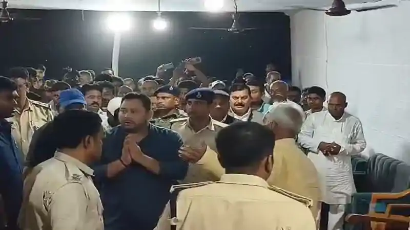 दिवंगत RJD विधायक सच्चिदानंद यादव के परिजनों से मिले तेजस्वी, कहा- BJP ने JDU को कर लिया है हाईजैक दिवंगत RJD विधायक सच्चिदानंद यादव के परिजनों से मिले तेजस्वी, कहा- BJP ने JDU को कर लिया है हाईजैक