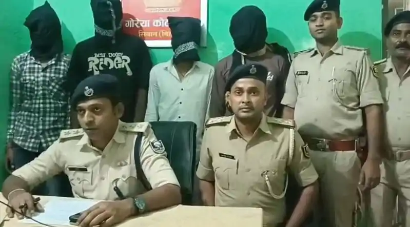 आभूषण चोरी के मामले में पुलिस को बड़ी सफलता, 4 आरोपी गिरफ्तार आभूषण चोरी के मामले में पुलिस को बड़ी सफलता, 4 आरोपी गिरफ्तार