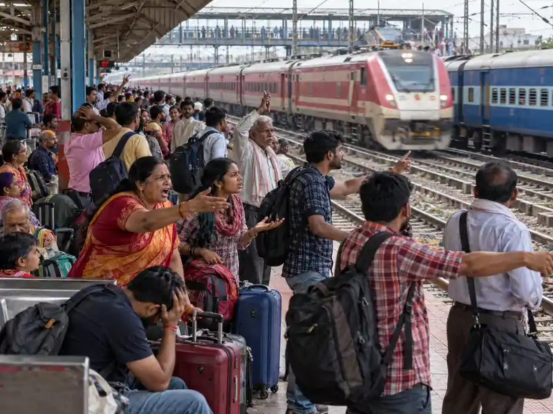 आरा जंक्शन पर तेजस राजधानी व पटना-इंदौर के ठहराव की मांग अबतक अधर में, यात्रियों में बढ़ रहा आक्रोश आरा जंक्शन पर तेजस राजधानी व पटना-इंदौर के ठहराव की मांग अबतक अधर में, यात्रियों में बढ़ रहा आक्रोश