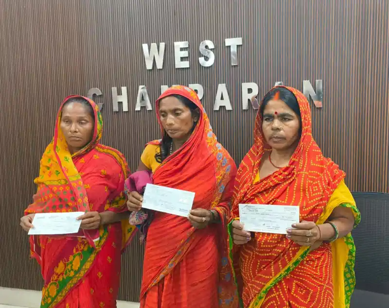 बाढ़ में मरे हुए व्यक्तियों के परिजनों को मिली मदद, जिला प्रशासन ने सौंपा चार-चार लाख रुपये का चेक बाढ़ में मरे हुए व्यक्तियों के परिजनों को मिली मदद, जिला प्रशासन ने सौंपा चार-चार लाख रुपये का चेक