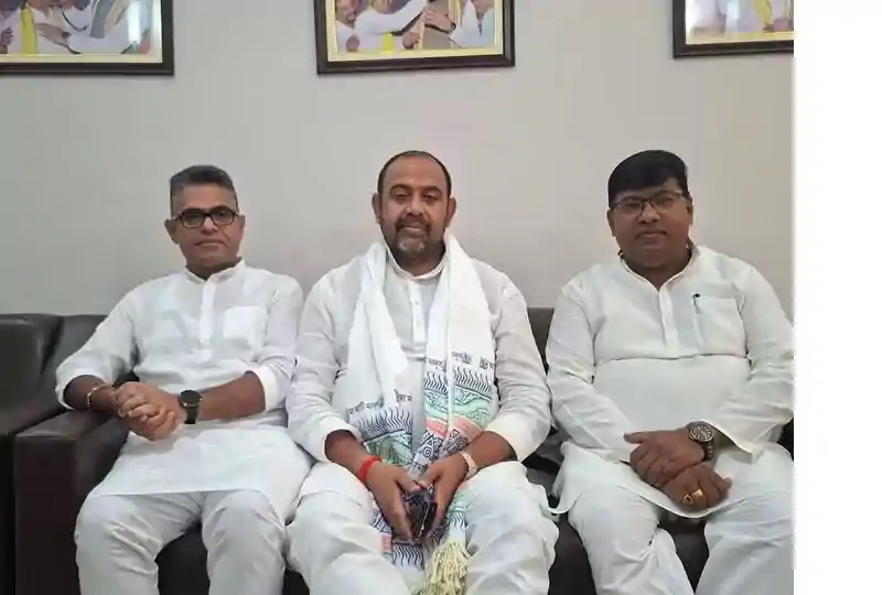 उपेंद्र कुशवाहा की पार्टी में बगावत, 4 में से तीन विधायकों ने निर्दलीय प्रत्याशी को दिया समर्थन उपेंद्र कुशवाहा की पार्टी में बगावत, 4 में से तीन विधायकों ने निर्दलीय प्रत्याशी को दिया समर्थन