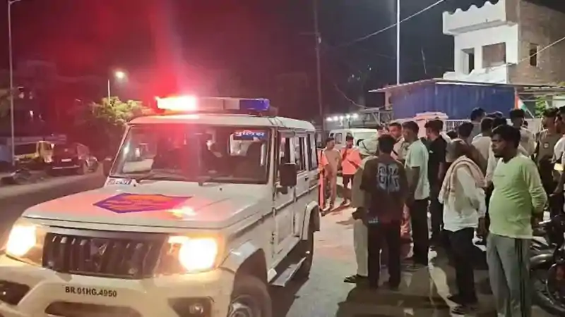 ट्रिपल मर्डर से सनसनी, तीन युवकों की मौत के बाद तनाव, पुलिस बल तैनात ट्रिपल मर्डर से सनसनी, तीन युवकों की मौत के बाद तनाव, पुलिस बल तैनात
