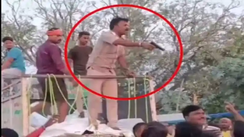 SSP ने मकेर SHO को किया निलंबित, बाढ़ पीड़ितों पर तान दिया था पिस्टल, Video वायरल होने पर की गई कार्रवाई SSP ने मकेर SHO को किया निलंबित, बाढ़ पीड़ितों पर तान दिया था पिस्टल, Video वायरल होने पर की गई कार्रवाई