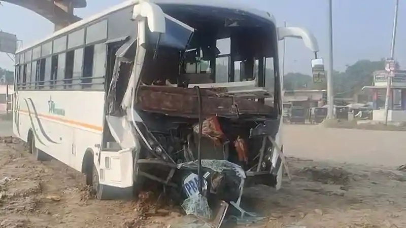 गंगा सेतु पर टेलर ट्रक से टकराई टूरिस्ट बस, 25 घायल, गया में पिंडदान के बाद अयोध्या जा रहे थे तेलंगाना के यात्री गंगा सेतु पर टेलर ट्रक से टकराई टूरिस्ट बस, 25 घायल, गया में पिंडदान के बाद अयोध्या जा रहे थे तेलंगाना के यात्री