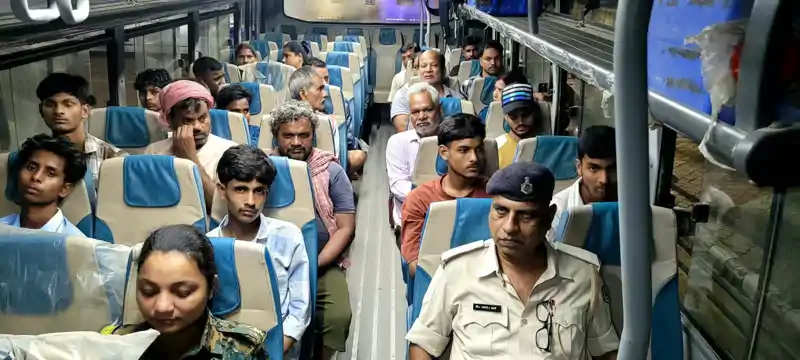 गोपालगंज पुलिस की अनोखी पहल: रात्रिकालीन रेल यात्रियों की सुरक्षा के लिए शुरू हुई नियमित रात्रि बस सेवा गोपालगंज पुलिस की अनोखी पहल: रात्रिकालीन रेल यात्रियों की सुरक्षा के लिए शुरू हुई नियमित रात्रि बस सेवा
