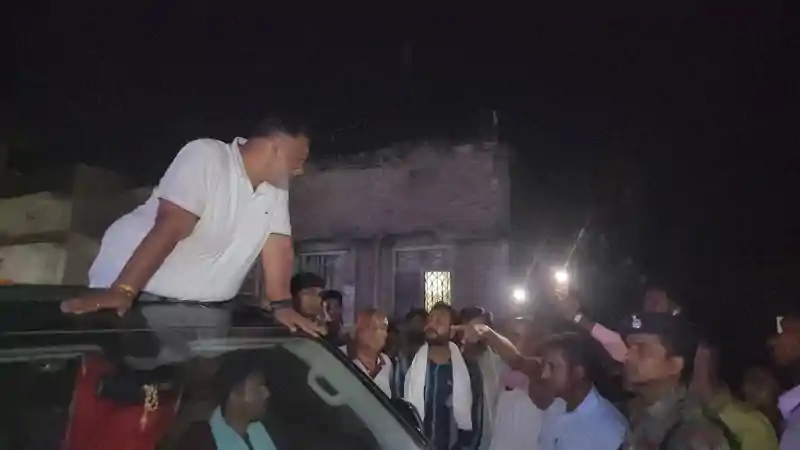 सारण की बाढ़ में सियासत गरम, पप्पू यादव ने सरकार पर साधा निशाना, चुनाव में हेलीकॉप्टर, अभी नेता कहां? सारण की बाढ़ में सियासत गरम, पप्पू यादव ने सरकार पर साधा निशाना, चुनाव में हेलीकॉप्टर, अभी नेता कहां?
