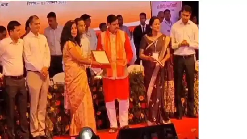 पटना में राजकीय शिक्षक पुरस्कार से सम्मानित हुईं पुनीता झा, ग्रामीण विद्यालय में निभा रहीं अहम भूमिका पटना में राजकीय शिक्षक पुरस्कार से सम्मानित हुईं पुनीता झा, ग्रामीण विद्यालय में निभा रहीं अहम भूमिका
