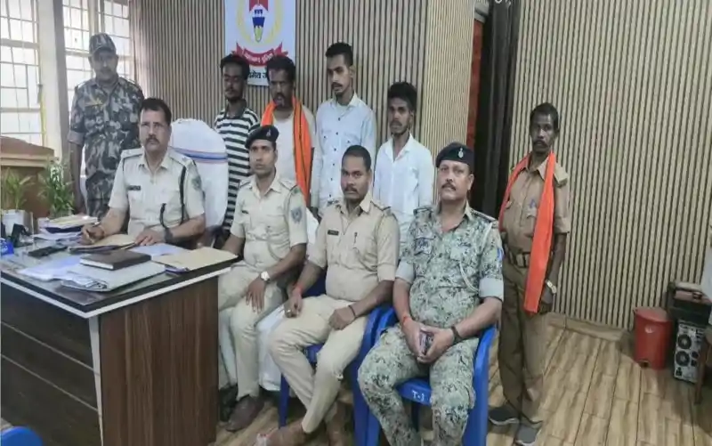 गिरिडीह में दहेज प्रताड़ना और संदिग्ध मौत का मामला: पुलिस की छापेमारी में तीन आरोपी गिरफ्तार गिरिडीह में दहेज प्रताड़ना और संदिग्ध मौत का मामला: पुलिस की छापेमारी में तीन आरोपी गिरफ्तारगिरिडीह में दहेज प्रताड़ना और संदिग्ध मौत का मामला: पुलिस की छापेमारी में तीन आरोपी गिरफ्तार