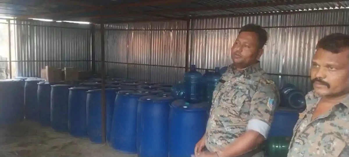 सरायकेला में नकली अंग्रेजी शराब फैक्ट्री का भंडाफोड़, रातभर चली कार्रवाई; बड़ी मात्रा में सामान बरामद