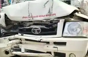 पलामू : भीषण सड़क हादसे में दो सीओ समेत तीन घायल, ट्रेलर की टक्कर से सरकारी वाहन चकनाचूर