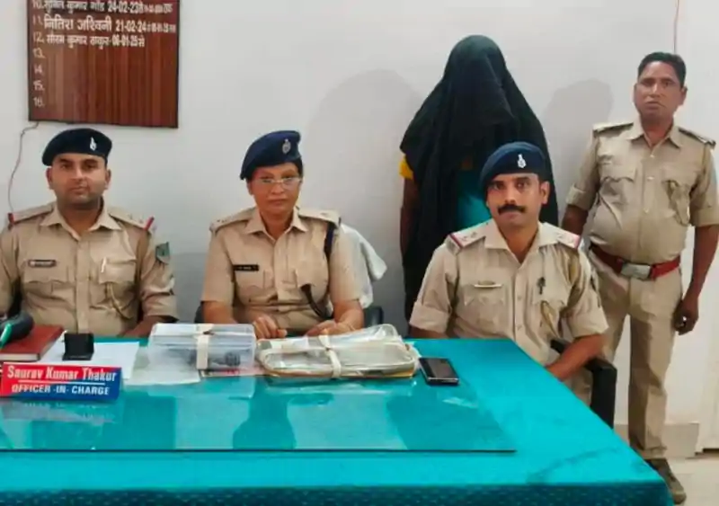 बहू की शिकायत पर ससुर गिरफ्तार, घर से दो देसी कट्टा बरामद बहू की शिकायत पर ससुर गिरफ्तार, घर से दो देसी कट्टा बरामद