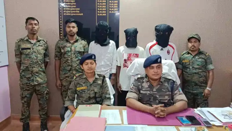 गुमला गैंगरेप मामले में पुलिस की त्वरित कार्रवाई, तीनों आरोपी 24 घंटे के भीतर गिरफ्तार गुमला गैंगरेप मामले में पुलिस की त्वरित कार्रवाई, तीनों आरोपी 24 घंटे के भीतर गिरफ्तार