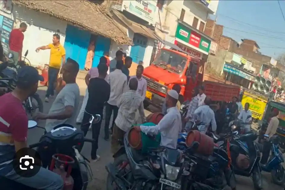 चतरा में LPG संकट पर बवाल, उपभोक्ताओं ने गैस एजेंसियों पर लगाया कालाबाजारी का आरोप