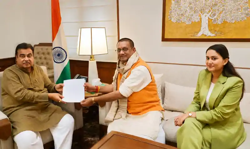 नितिन गडकरी से मिले पथ निर्माण मंत्री कुमार शैलेंद्र, राज्य के सड़क निर्माण की विषयों को रखा