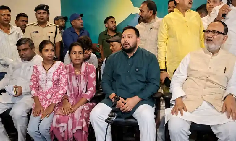 राज्य में दो दो डिप्टी सीएम लेकिन किसी के पास लोगों के आंसू पोछने का वक्त नहीं: तेजस्वी राज्य में दो दो डिप्टी सीएम लेकिन किसी के पास लोगों के आंसू पोछने का वक्त नहीं: तेजस्वी