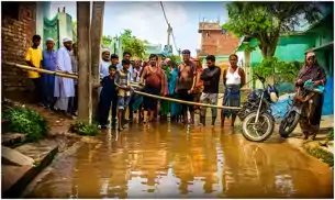 जलजमाव से फूटा ग्रामीणों का गुस्सा, सड़क जाम कर किया प्रदर्शन जलजमाव से फूटा ग्रामीणों का गुस्सा, सड़क जाम कर किया प्रदर्शन