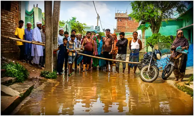 जलजमाव से फूटा ग्रामीणों का गुस्सा, सड़क जाम कर किया प्रदर्शन जलजमाव से फूटा ग्रामीणों का गुस्सा, सड़क जाम कर किया प्रदर्शन